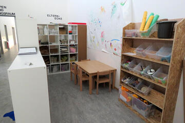 Viele Infos liegen im Regal der Elternecke für die Mütter und Väter der Kita-Kinder bereit.