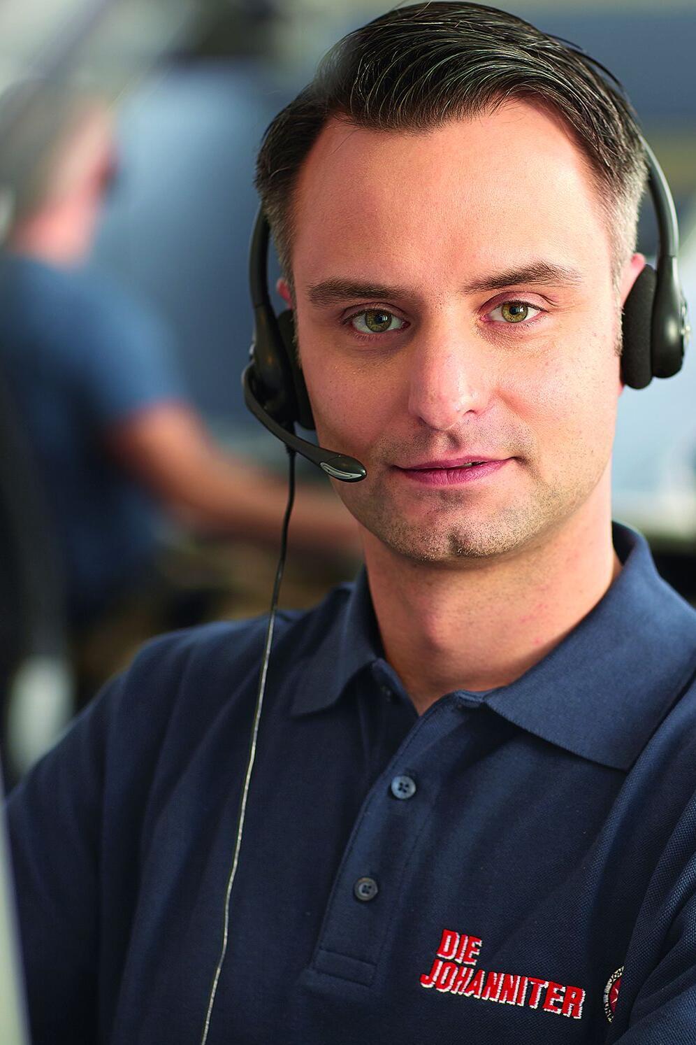 Johanniter-Mitarbeiter telefoniert in der Hausnotruf-Zentrale