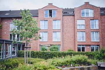 Bedachter Eingang zum Johanniter-Stift Kaarst.