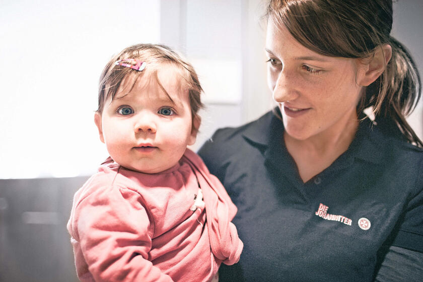 Von der Geburtsvorbereitung bis zum Lebensende begleiten die Johanniter Menschen ein Leben lang.
