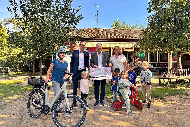 Scheckübergabe vor der Johanniter-Kita Hoppetosse
