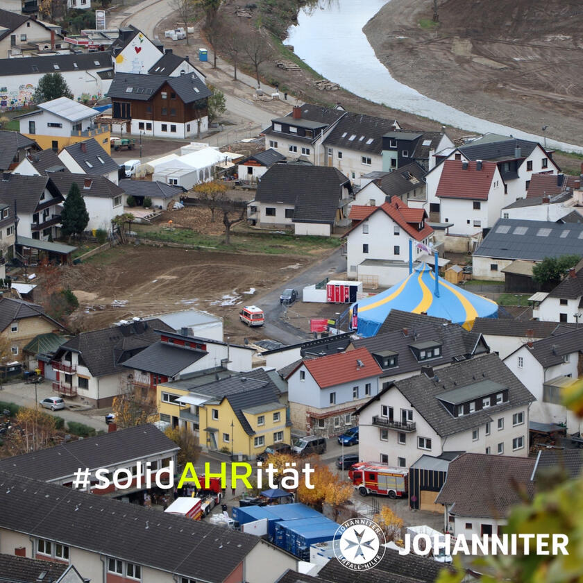 Blick auf Dernau nach dem Hochwasser mit dem Zelt und den Containern der Johanniter.
