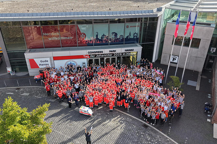 Landeswettkampf Teilnehmende positionieren vor dem Congress Park Hanau für ein Gruppenfoto.