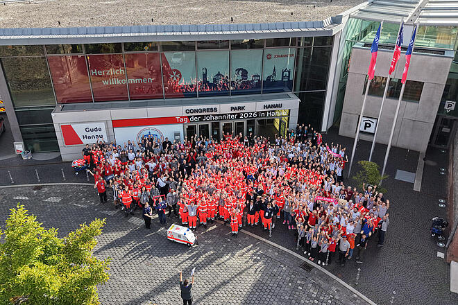 Landeswettkampf Teilnehmende positionieren vor dem Congress Park Hanau für ein Gruppenfoto.