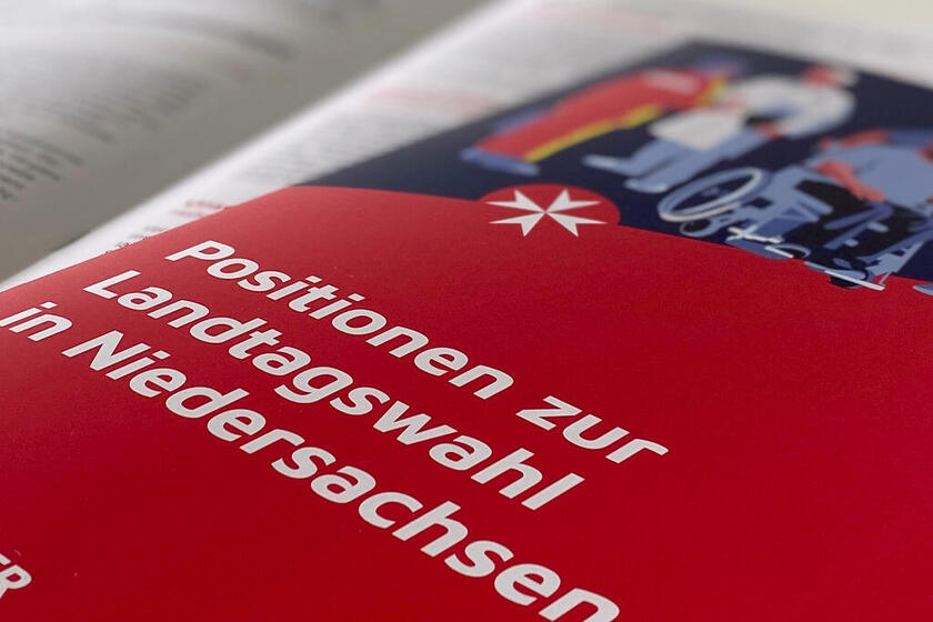 Broschüren liegen auf einem Tisch