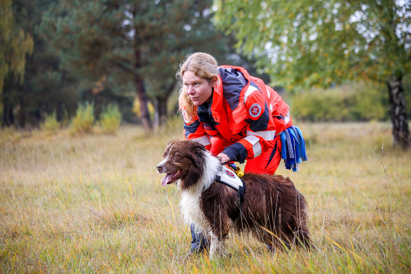 Hundestaffel München: Hundeführerin und Suchhund starten gemeinsam zur Vermisstensuche.