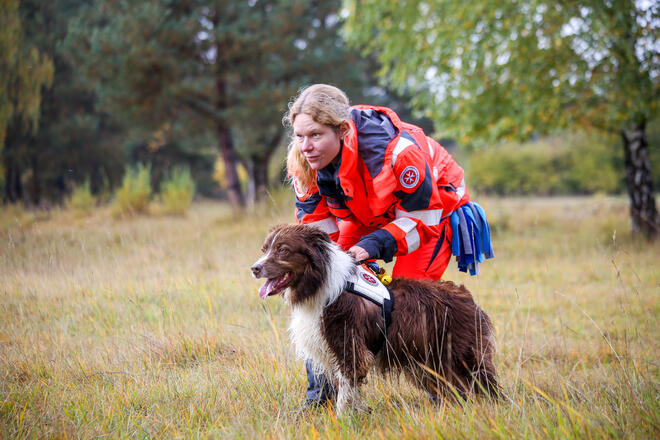 Hundestaffel München: Hundeführerin und Suchhund starten gemeinsam zur Vermisstensuche.