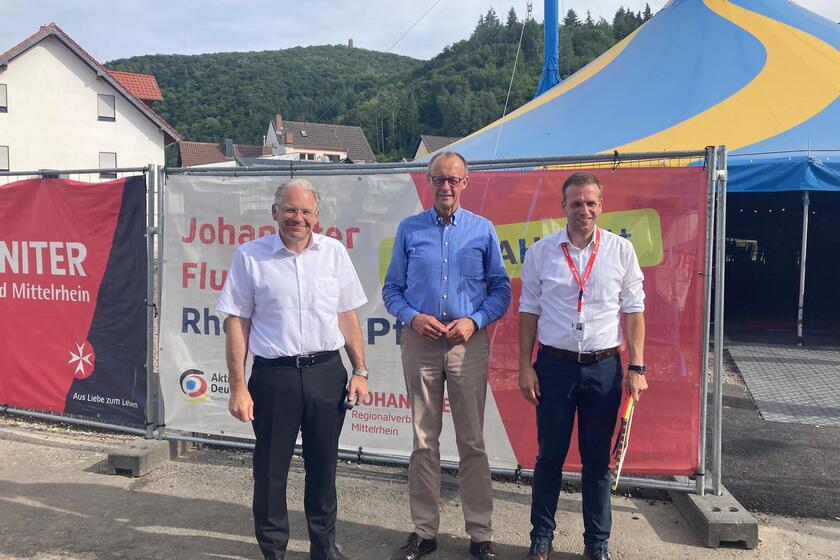 Landesvorstand Oliver Meermann, MdB Friedrich Merz, Regionalvorstand Mittelrhein Christian Görg stehen vor dem JUH-Zirkuszelt