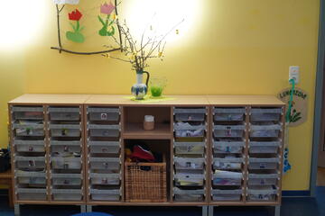 Regal mit Eigentumsfächern der Kinder