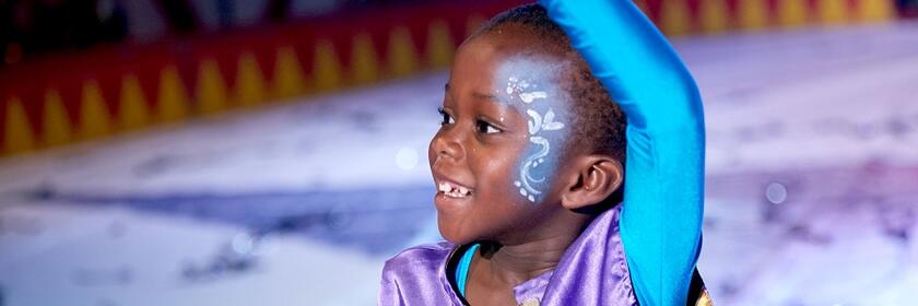 Ein stolzes Kind am Ende der Show.