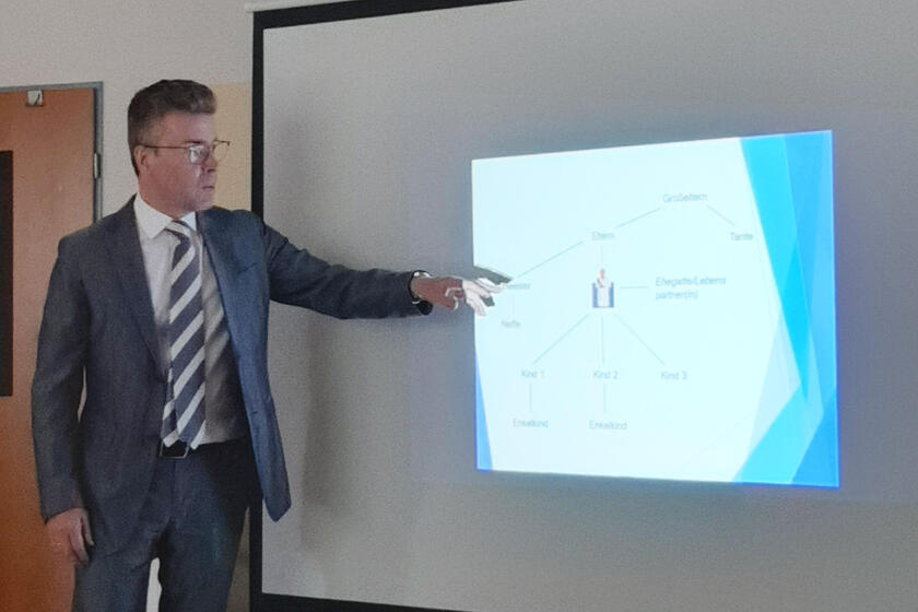 Fachanwalt Philipp von Wrangell referiert in der Johanniter-Tagespflege Leezen