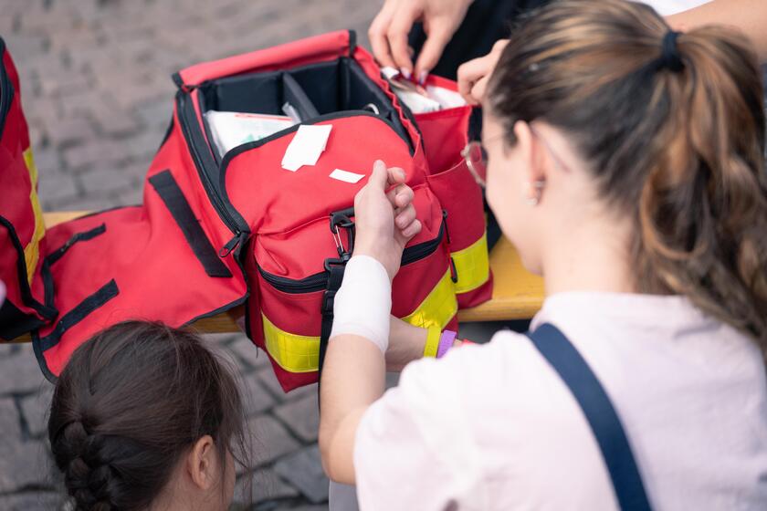 Verband anlegen üben mit einem Kind am Weltkindertag
