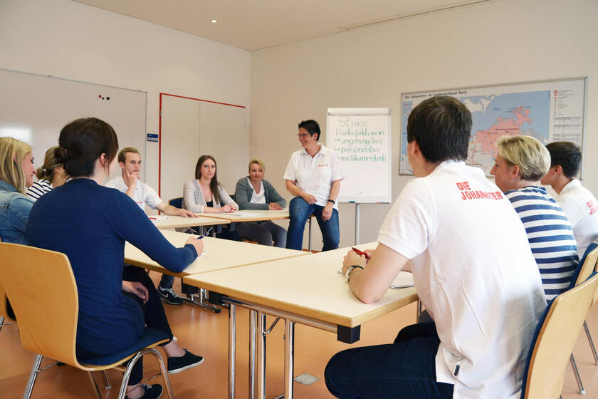 Das Angebot der Nachbarschaftshilfekurse richtet sich an Privatpersonen ohne fachliche Ausbildung, die Pflegeversicherte im Alltag unterstützen möchten.