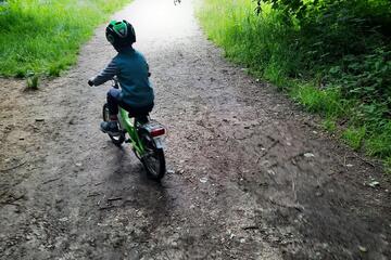 Radweg mit Kind Johanniter-Waldkindergarten "Waldeglofsheim"