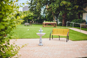 Freizeitgeräte und Gartenbänke laden die Bewohner zum Treffen ein im Johanniter-Stift Oenekin in Lüdenscheid.