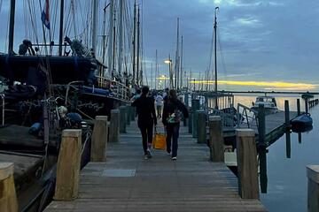 Gang über den abendlichen Steg