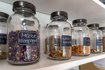 Kräuterregal für das Kneipp-Gesundheitskonzept der Johanniter-Kita Seehüpfer