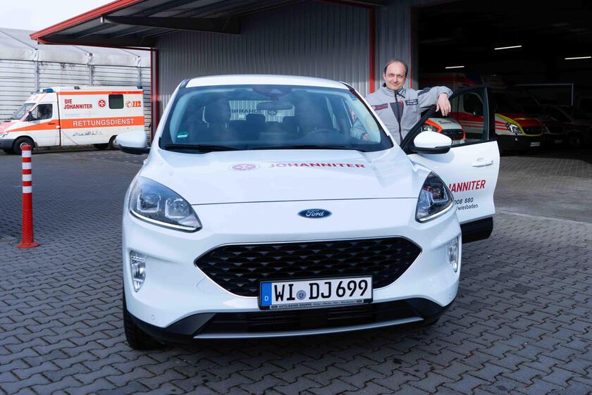 Das neue Schichtwechselfahrzeug der Johanniter wird stolz präsentiert.