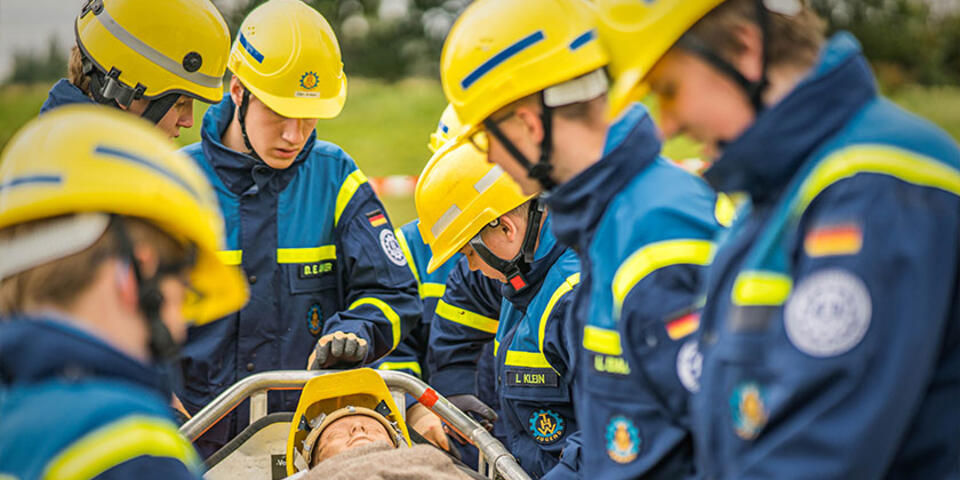 THW-Jugendliche packen an.