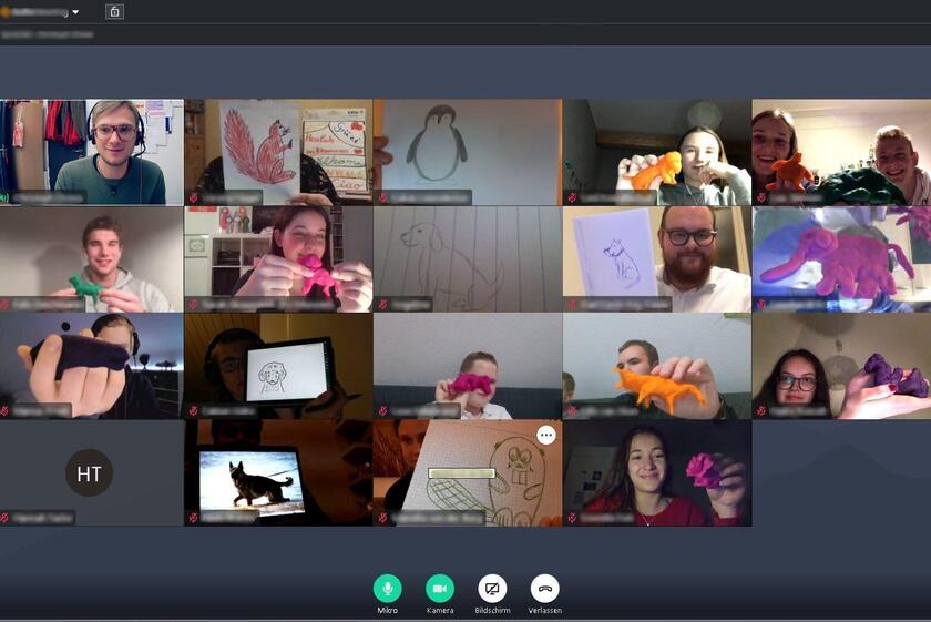 Screenshot einer Videokonferenz, bei der die Teilnehmer:innen verschiedene Tiere aus Knete in die Kamera halten.