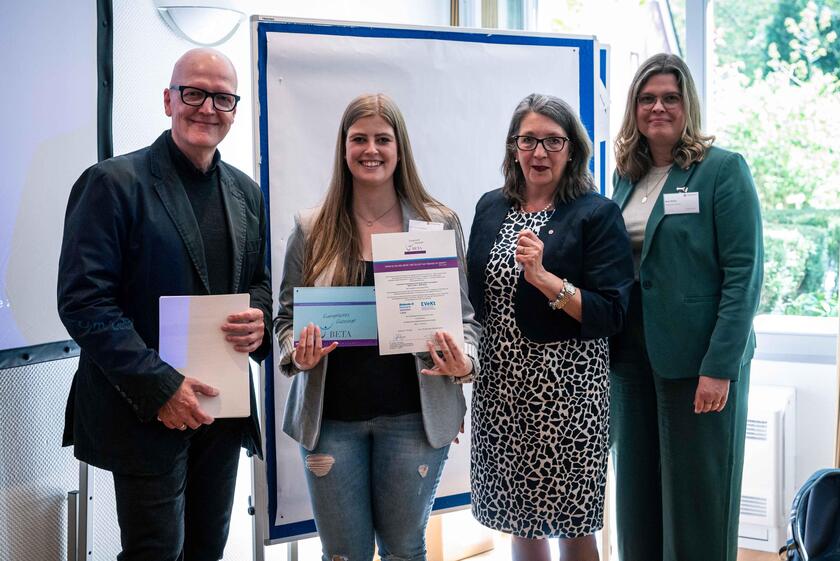Feierliche Übergabe des BETA-Gütesiegel: v.l.n.r Pfarrer Thomas Grebe, Kim-Laura Koppen, Sylvia Steinhauer-Lisicki und Nina Witsch.