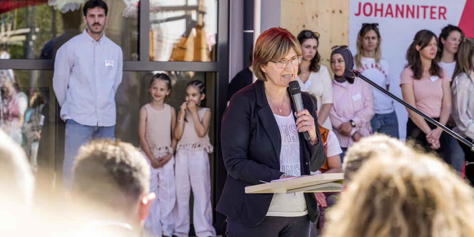 Die stellvertretende Landrätin spricht ihre Grußworte.