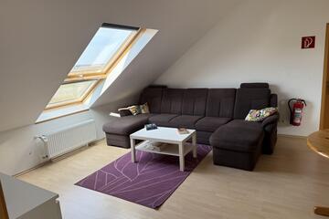 Intensivpädagogische Jugendwohngruppe Liesenich: Wohnzimmer mit Couch