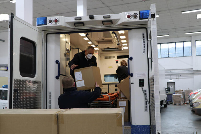 Intensivtransportwagen und Hilfsgüter für die Ukraine.