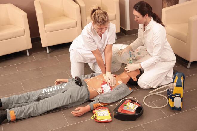 " Frauen üben die Herz-Lungen-Wiederbelebung an einer Puppe