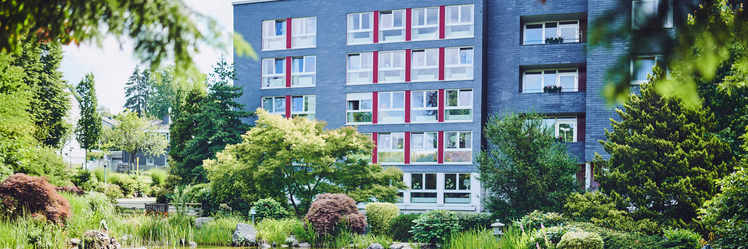 Blick über den Gartenteich auf das Johanniter-Haus Radevormwald