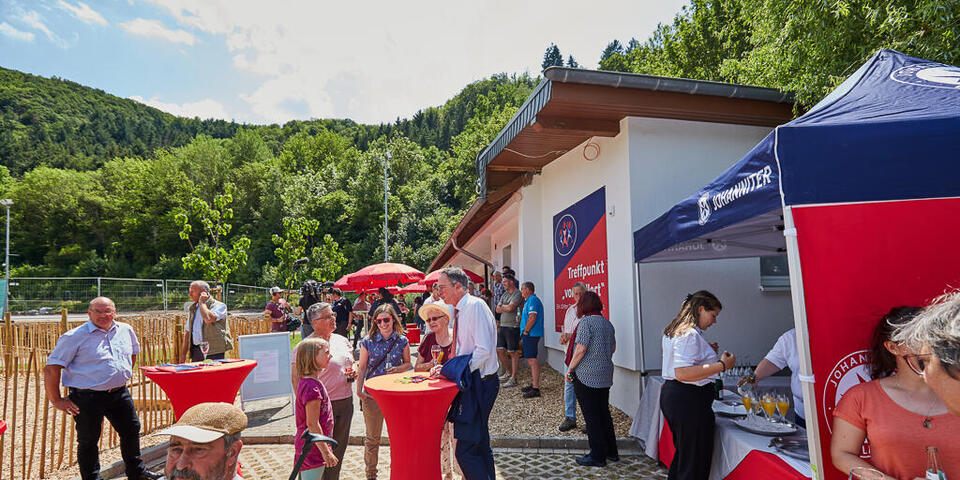 Menschen aus dem Ahrtal feiern die Eröffnung vom Treffpunkt "vor Müllert" 