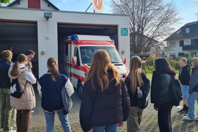 Bild von Kindern vor dem Rettungswagen