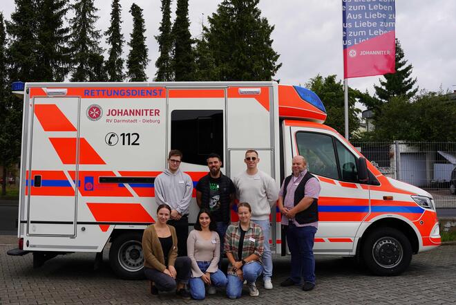 Auszubildende vor einem RTW; Gruppenfoto