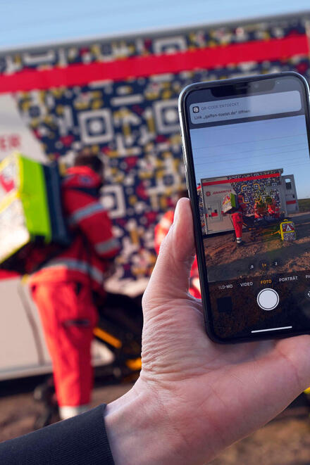 Mit einem neuen QR-Code-Design für Geräte und Einsatzwagen klären die Johanniter über die Folgen von Gaffen auf.