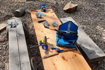 Bank und Tisch mit Werkzeug.