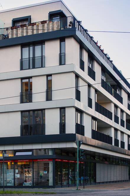 Die Seitenansicht des Johanniter-Quartiers in Potsdam bei Sonnenaufgang.