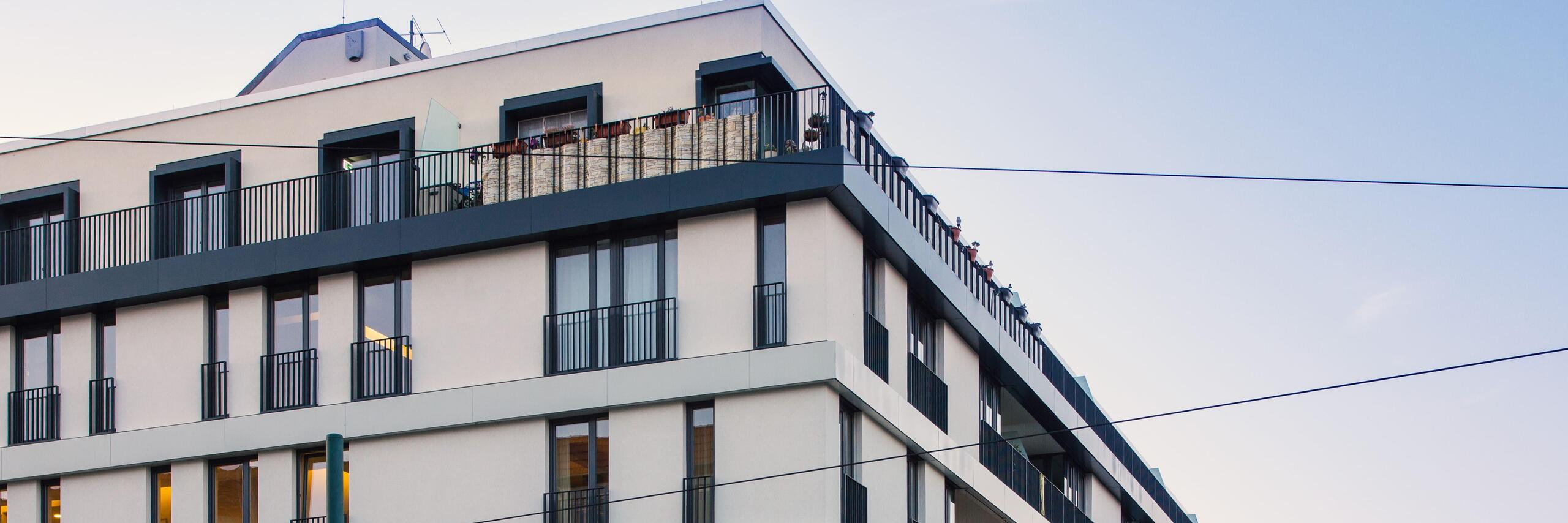 Die Seitenansicht des Johanniter-Quartiers in Potsdam bei Sonnenaufgang.