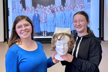 Die erste Rot-Kreuz-Haube als Probestück ist fertig.