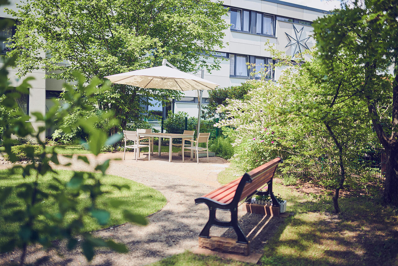 Der Garten im Johanniterhaus Celle lädt zum Verweilen ein