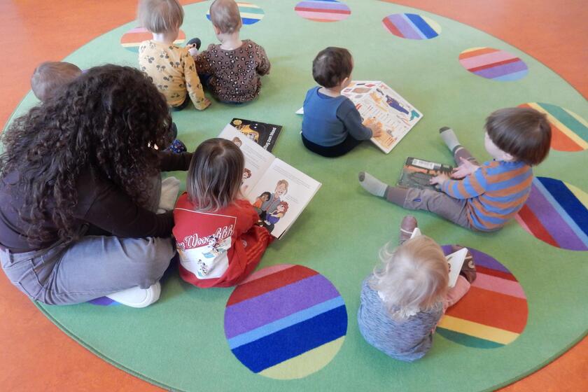 Die Krippenkinder befassen sich mit ihren Büchern