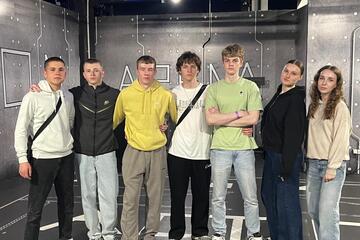 Sieben Jugendliche stehen in einer Reihe vor der Actionarena.