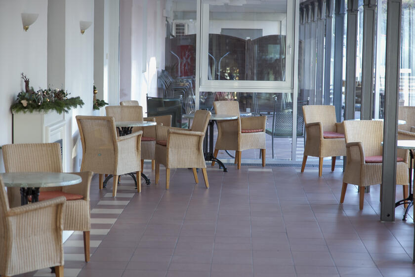 Aufenthaltsraum mit Korbstühlen und Tischen