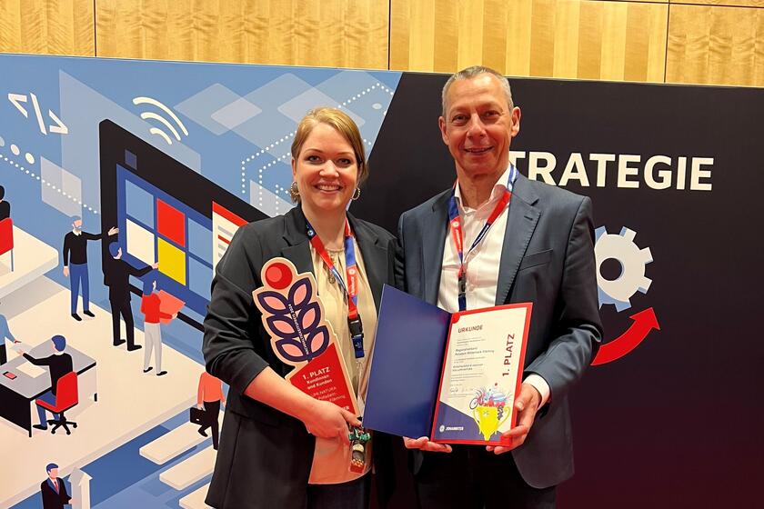 Theresa Salihovic und Ralf Boost zeigen stolz den gewonnenen Nachhaltigkeitspreis.