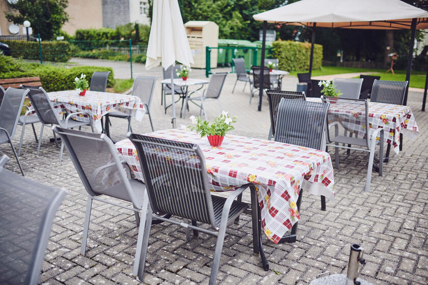 Im Außenbereich Gartentische und Stühle im Johanniter-Stift Oeneking in Lüdenscheid.