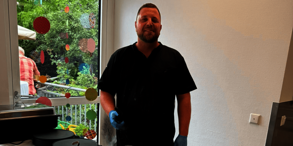 Ein Koch steht hinter einem Büffett