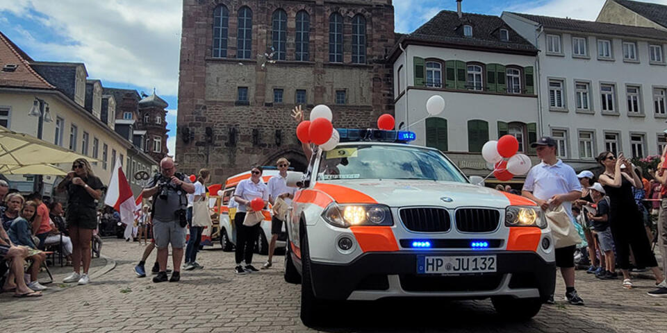 Mit Blaulicht geht es in die Speyerer Innenstadt, vorbei an Altpörtel und Dom.
