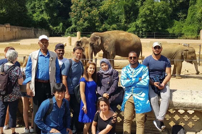Gruppenfoto vor dem Geherge der Elefanten.