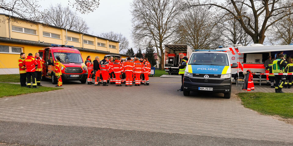 Mitglieder der Rettungshundestaffel und andere Einsatzkräfte