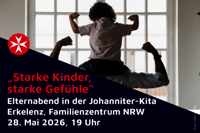 Zu sehen ist, dass ein Kind auf den Schultern eines Erwachsenen sitz und mit erhobenen Armen Stärke zeigt