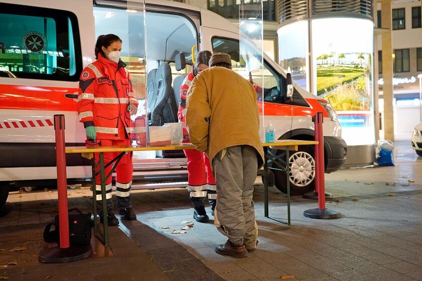 Ehrenamtliche Helfer der Johanniter im Einsatz mit dem Kältebus.
